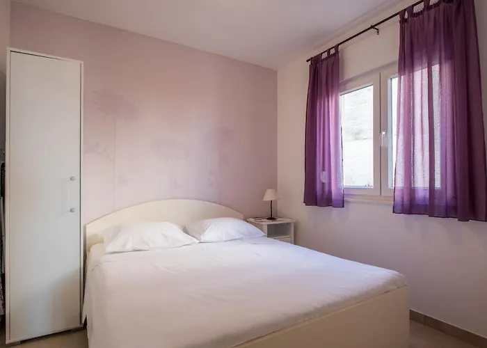 Amneris Apartment *