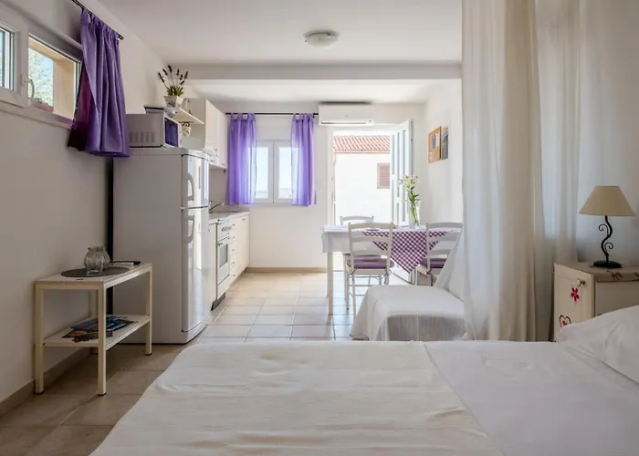 Amneris Trogir
