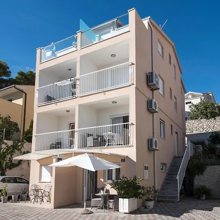 Amneris Τρογκίρ