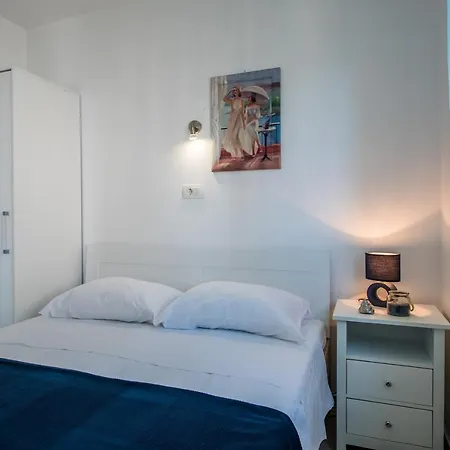 Amneris Apartment *