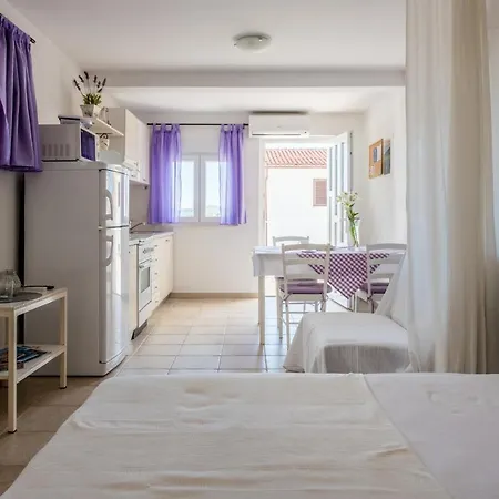 Amneris Trogir